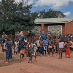 Valerie Huber Instagram - Ich hatte das große Privileg Projekte von @unicef in Malawi besuchen zu dürfen. Ich kann kaum in Worte fassen, wie bewegend es für mich war in meiner alten Heimat diese Einblicke zu bekommen. Danke an @mysamsonite und die @greenactorslounge für die gesponserten Rucksäcke, die Kindern in Malawi zu Gute kommen. 🙏 Ich werde die kommenden Wochen noch genauer über die Projekte berichten, seid gespannt 🤍 #wecare #unicef #GreenActorsLounge #mysamsonite