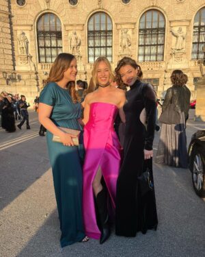Valerie Huber Instagram - Romy 2023 💓 never liked pink, but this year I wanted to try something different 🤷‍♀️ Thank you @alexisfegonzalez @alexisrunway @runwayvienna and @ultimativgroup for creating this GlamRock Look 🤘many of us wore the blue @unhcrdeutsch bow to show solidarity with all humans searching for refuge, while we enjoy our privileged lives here. Congratulations to all nominees and winners and thank you for the invite @kurier_romy @kurier @kurierfreizeit 💫