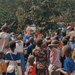 Valerie Huber Instagram - Ich hatte das große Privileg Projekte von @unicef in Malawi besuchen zu dürfen. Ich kann kaum in Worte fassen, wie bewegend es für mich war in meiner alten Heimat diese Einblicke zu bekommen. Danke an @mysamsonite und die @greenactorslounge für die gesponserten Rucksäcke, die Kindern in Malawi zu Gute kommen. 🙏 Ich werde die kommenden Wochen noch genauer über die Projekte berichten, seid gespannt 🤍 #wecare #unicef #GreenActorsLounge #mysamsonite