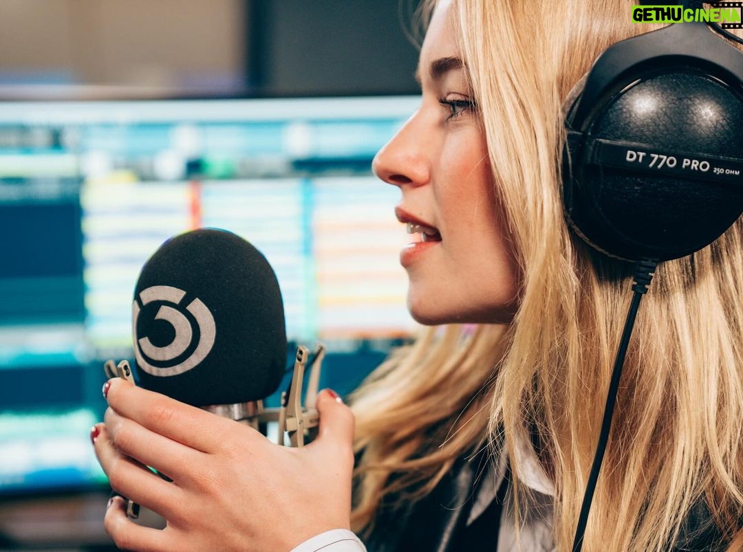 Valerie Huber Instagram - Playing my favorite tunes and telling some stories at @oe3hitradio 🎶 Danke für die Aufnahme und die Fotos @martin.krachler @tina.ritschl ☺️ Hitradio Ö3