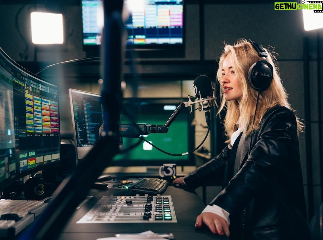 Valerie Huber Instagram - Playing my favorite tunes and telling some stories at @oe3hitradio 🎶 Danke für die Aufnahme und die Fotos @martin.krachler @tina.ritschl ☺️ Hitradio Ö3