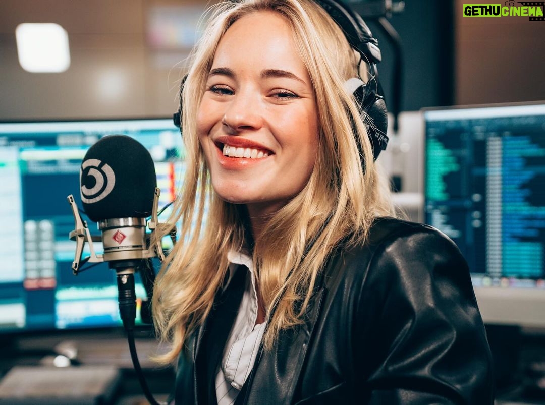 Valerie Huber Instagram - Playing my favorite tunes and telling some stories at @oe3hitradio 🎶 Danke für die Aufnahme und die Fotos @martin.krachler @tina.ritschl ☺️ Hitradio Ö3