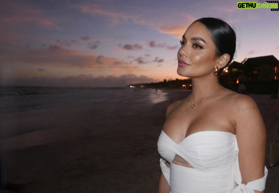 Vanessa Hudgens Instagram - This magic moment…