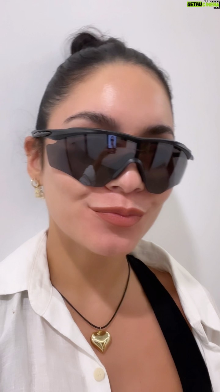 Vanessa Hudgens Instagram - It’s all about the LIFT @emface #Emface #emfacepartner #NeedleFree @btlaesthetics