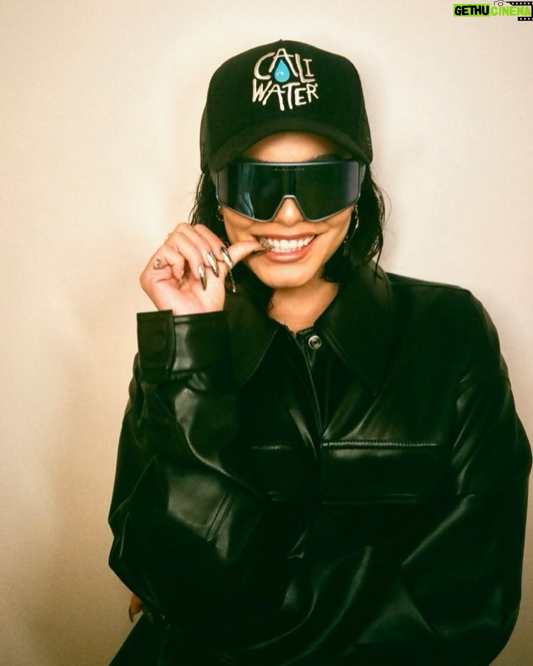 Vanessa Hudgens Instagram - All smiles @vanessahudgens 🌵💧