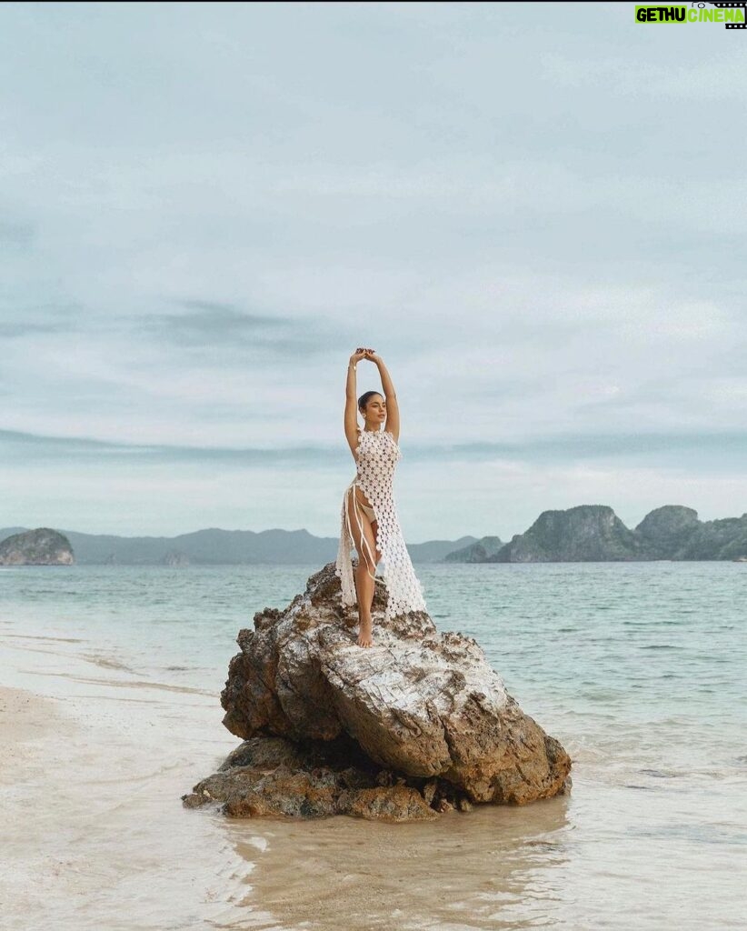 Vanessa Hudgens Instagram - Island girl @tatlerphilippines 📸@bjpascual