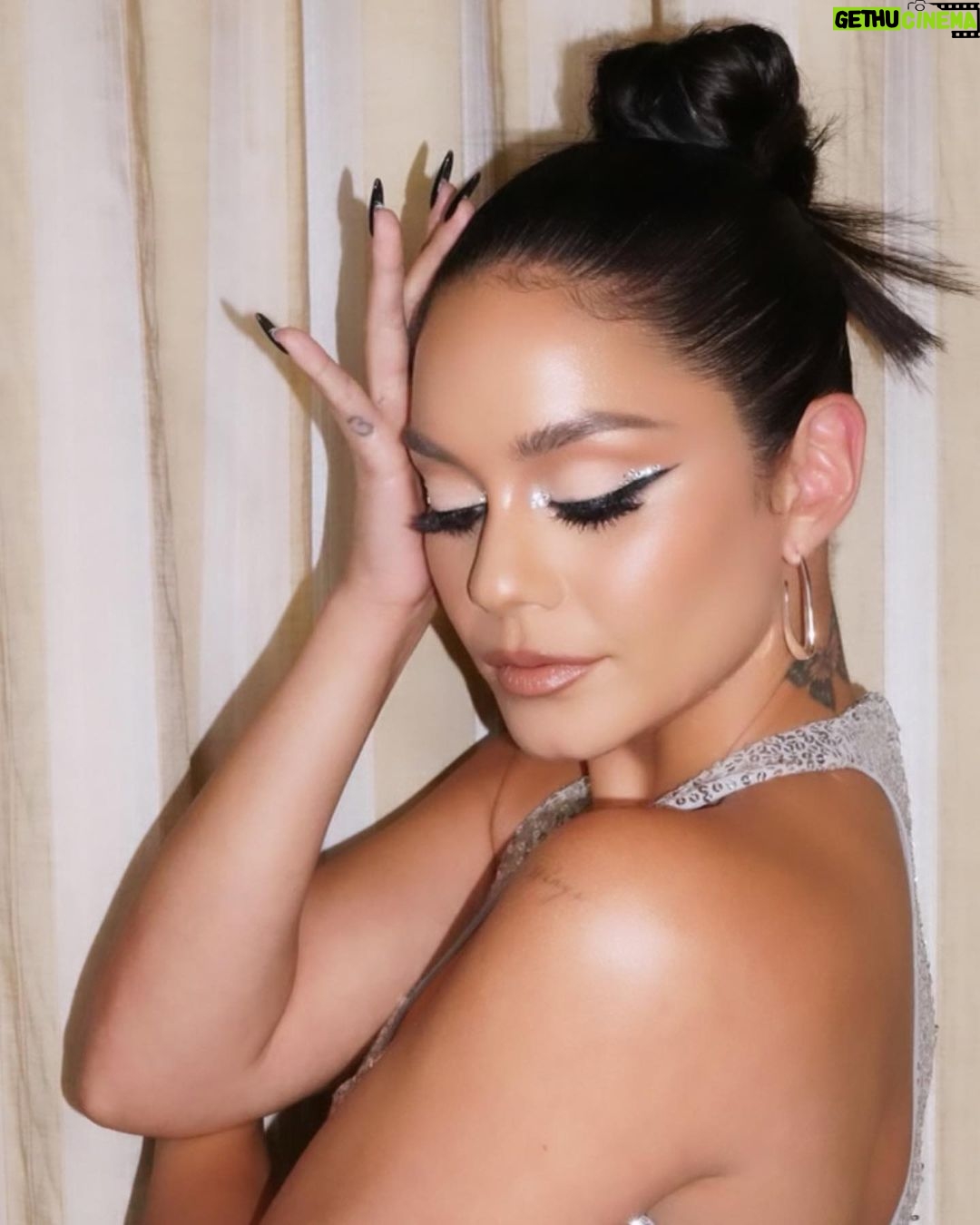 Vanessa Hudgens Instagram - Rhinestones, after parties and my best friend. Win win win.