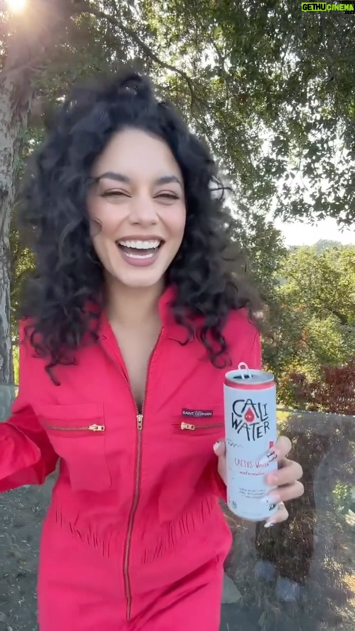 Vanessa Hudgens Instagram - LETS GO!!! @Caliwater headed to the Formula one with McLaren VISTA. https://booketing.com/microsite/vanessahudgens 🏎️🌵💦🎉 @caliwater @vista_lasvegasf1 @draislv #F1 #McLaren #VISTALasVegas #caliwater