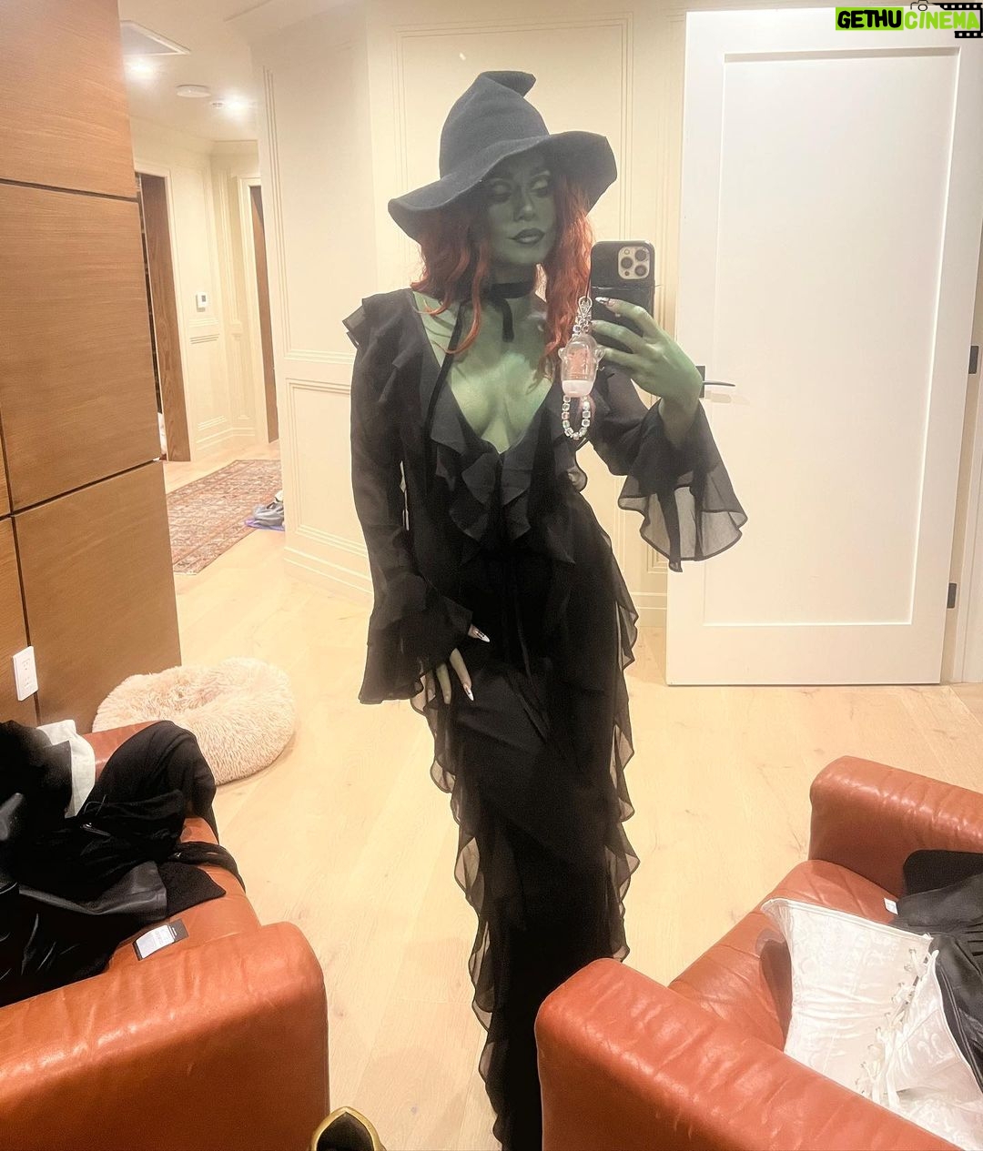 Vanessa Hudgens Instagram - Happy halloweeeeen