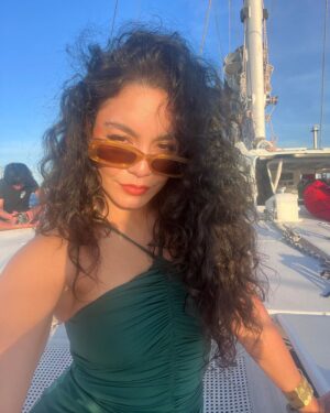 Vanessa Hudgens Instagram - Nothing says dreamy like a catamaran cruise at sunset #foreverphilippines