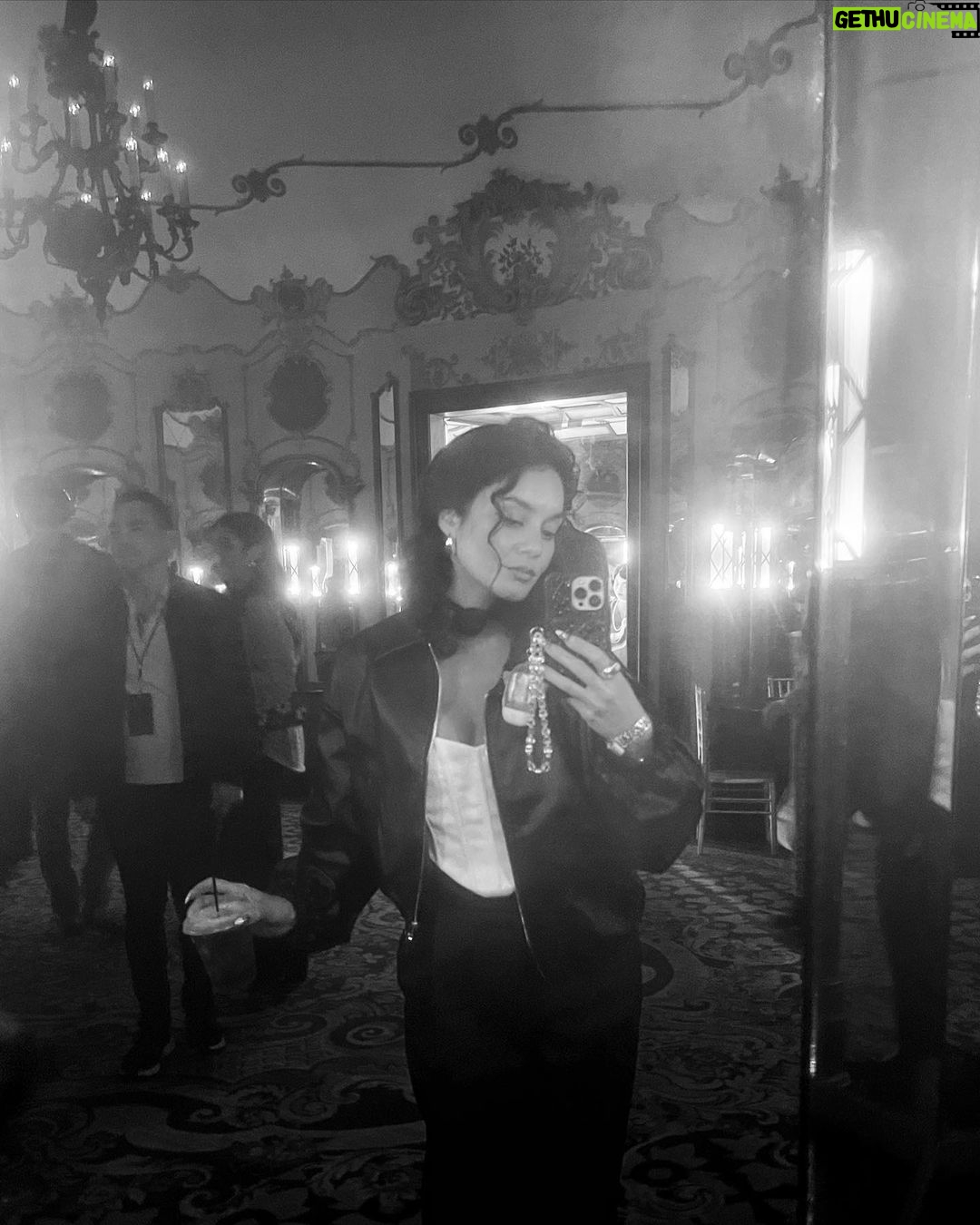 Vanessa Hudgens Instagram - A magically spooky evening 👻