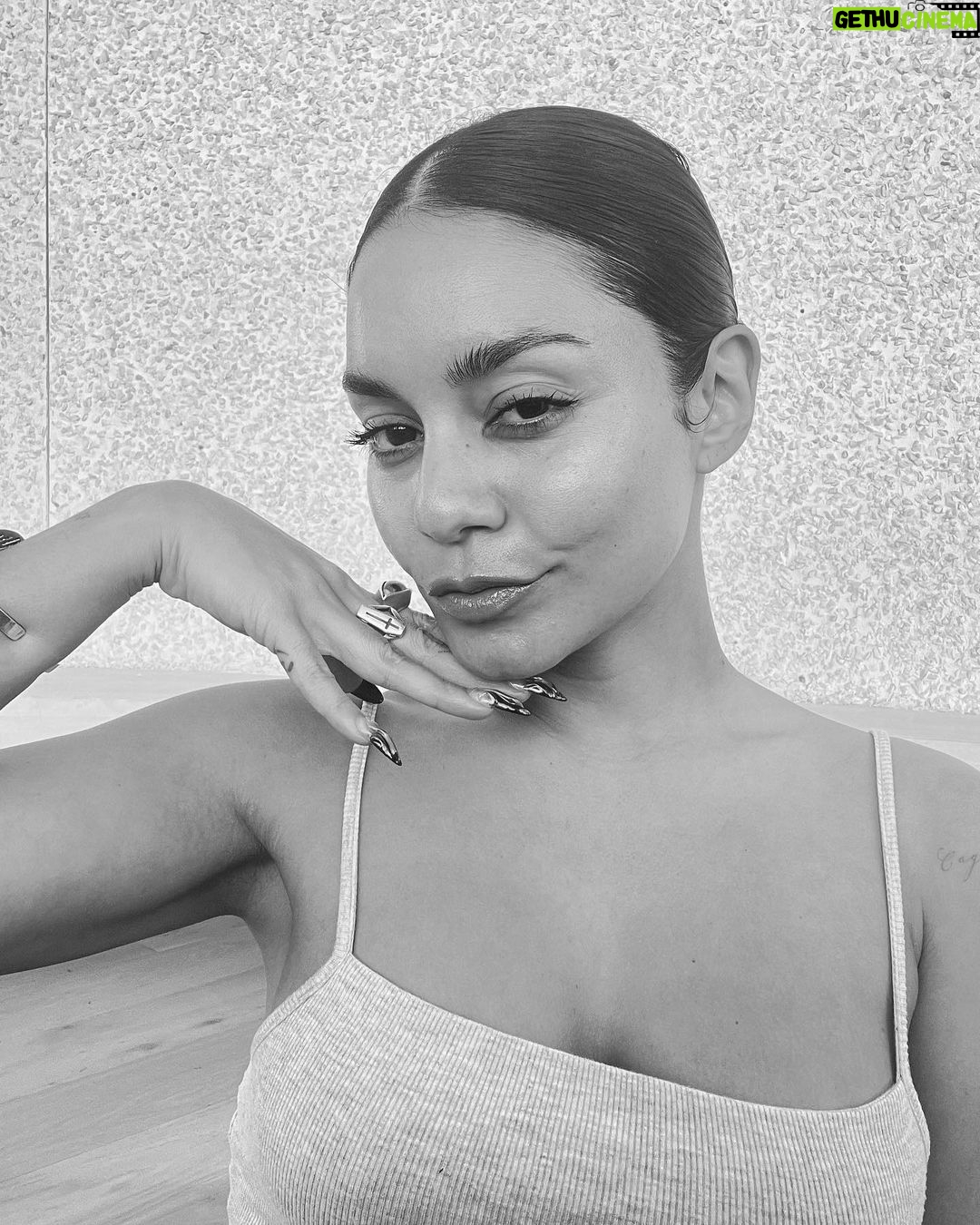 Vanessa Hudgens Instagram - Got my weekend glow going @emface @btlaesthetics @drjasondiamond #emface #emfacepartner #needlefree