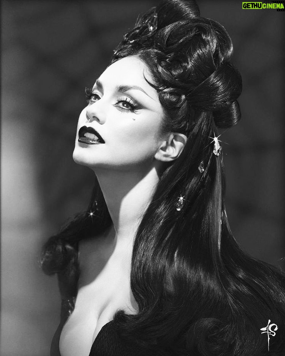 Vanessa Hudgens Instagram - Flashback to this spooky magic by @franzszony 🕷️