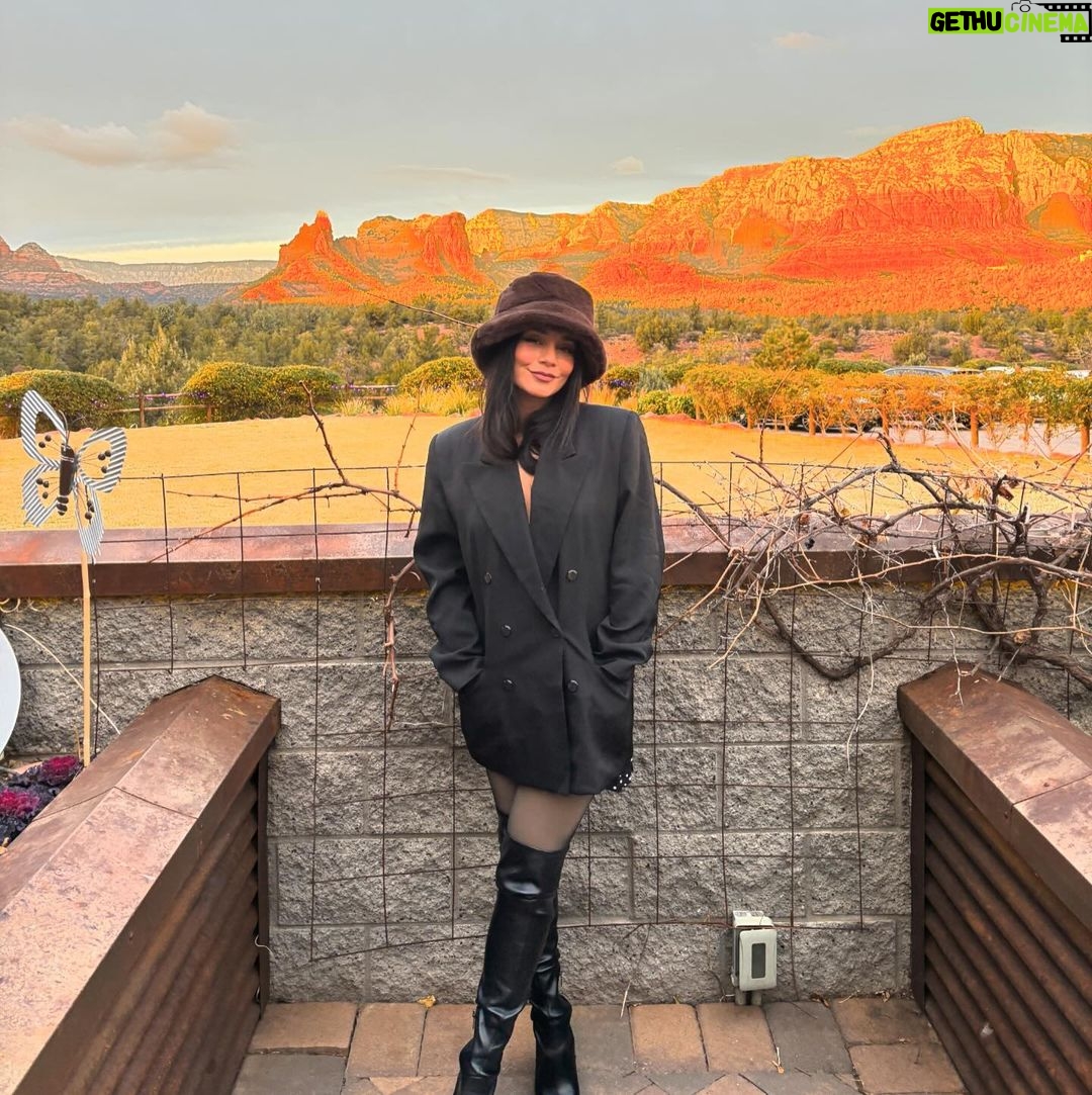 Vanessa Hudgens Instagram - “Ring out the false, ring in the true.“ Happy new yearrrr. Let’s make the most out of it ♥️