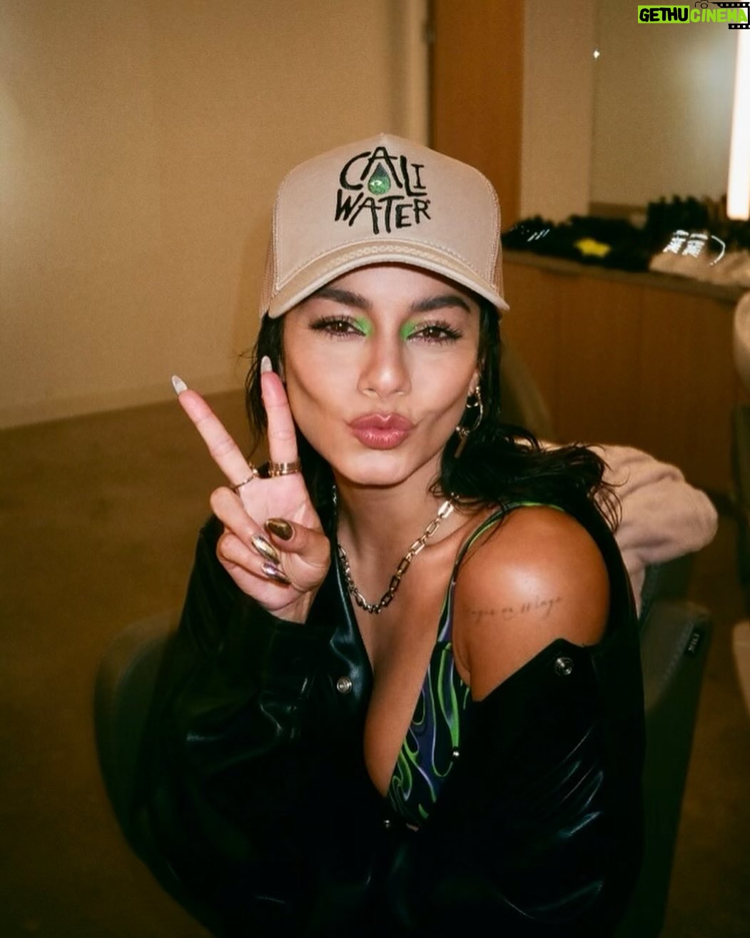 Vanessa Hudgens Instagram - All smiles @vanessahudgens 🌵💧