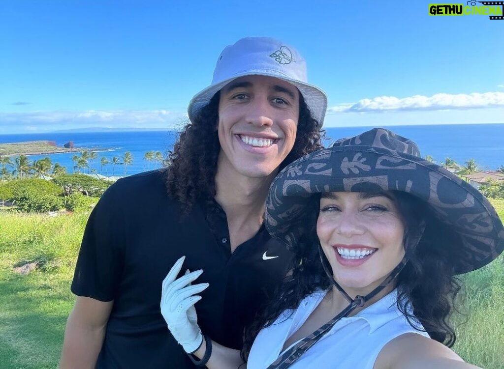 Vanessa Hudgens Instagram - Merry Christmas from us golf obsessed newlyweds to you and yours🎄