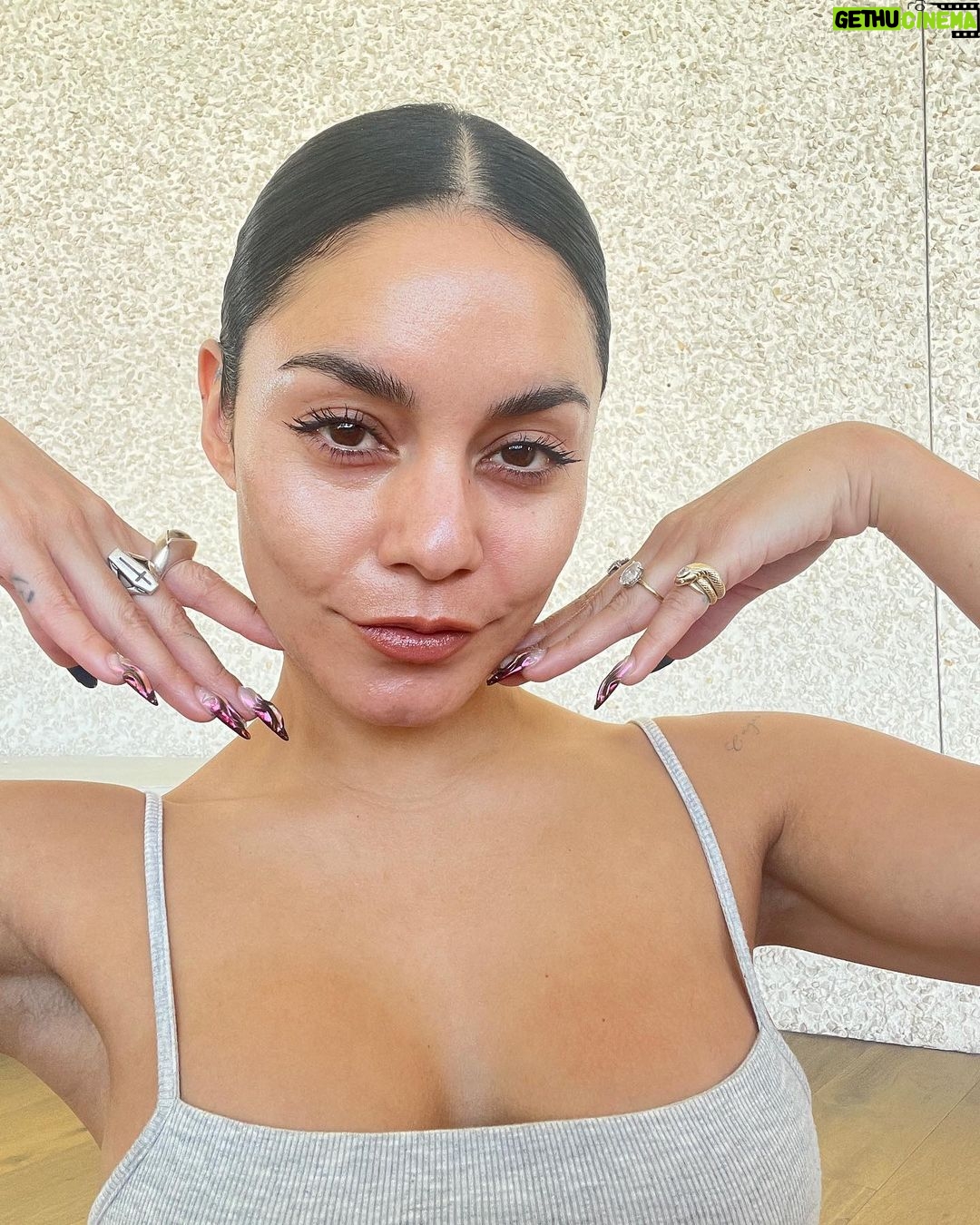 Vanessa Hudgens Instagram - Got my weekend glow going @emface @btlaesthetics @drjasondiamond #emface #emfacepartner #needlefree