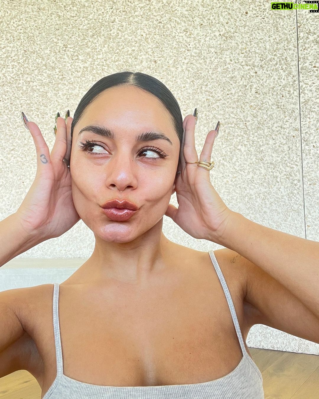 Vanessa Hudgens Instagram - Got my weekend glow going @emface @btlaesthetics @drjasondiamond #emface #emfacepartner #needlefree