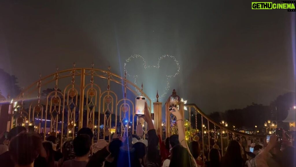 Vanitha Vijayakumar Instagram - Magical..first new years eve party in 18 years of Disney land @hkdisneyland .. fireworks and celebrations in hong kong after 5 years…. Today is 123123 guys let’s countdown to a positive year ahead