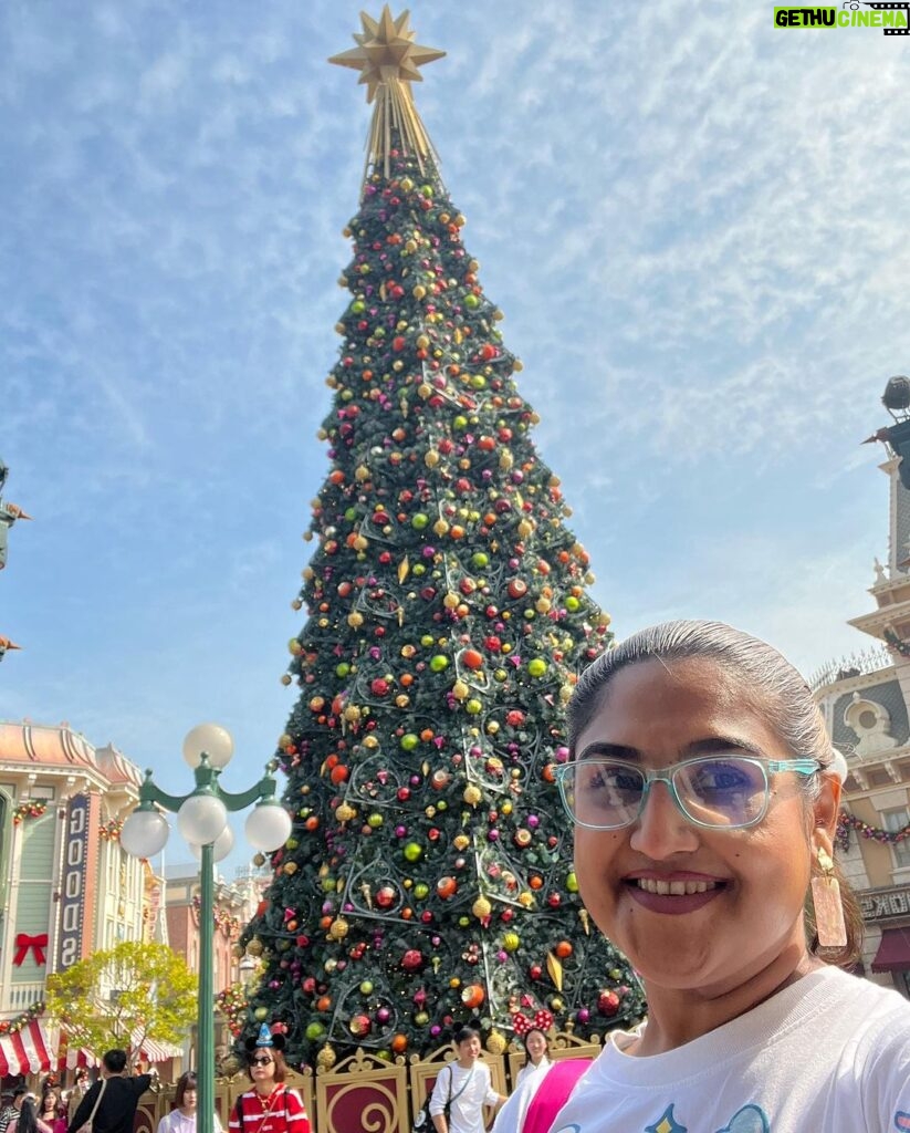 Vanitha Vijayakumar Instagram - Ending my year leaving behind today.. entering the magical world of happiness where wishes do come True and miracles do happen.. a place where no one grows up .. and girls become a disney princess 👑 ❤🎉🧨 Hong Kong Disneyland