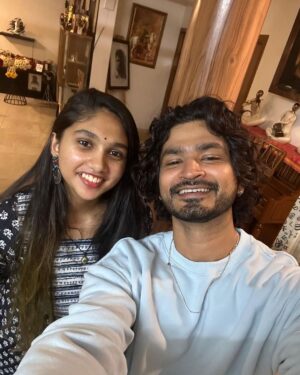 Vanitha Vijayakumar Instagram - When real #friends meet out in the real world after #biggbosstamil  @being_bravo met jovika at her work today and surprised her .. ❤️