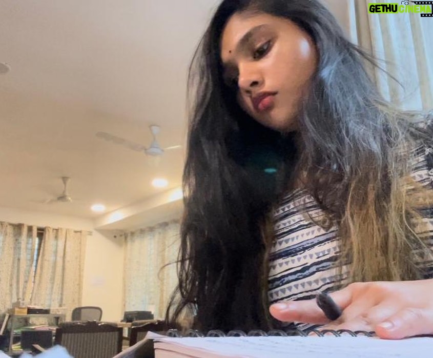 Vanitha Vijayakumar Instagram - #backtowork #workmode #filmmaker #cinema my lil grown up up didnt need a holiday didnt need rest or a break after 65 days in #biggbosstamil ,she needed to get back to her responsibilities and her passion of learning cinema . Dedication and hard-work will always take u to heights 👏👏❤️