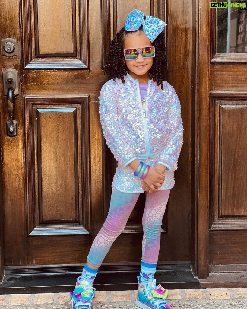 Vanity Alpough Instagram - Mom and Daughter Night Out! Zoey Jo’Lii💕 @ittakes2babies JoJo Siwa has been 2 years in the making and the day has finally come!