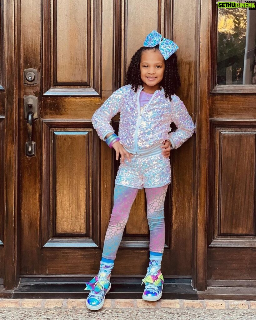 Vanity Alpough Instagram - Mom and Daughter Night Out! Zoey Jo’Lii💕 @ittakes2babies JoJo Siwa has been 2 years in the making and the day has finally come!