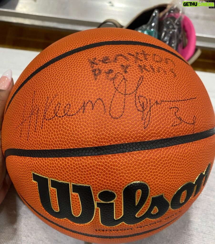Vanity Alpough Instagram - Perk played in the NBA for about 14 years and we have been around just about all the greats but this has made my day more then anytime I can remember…. to see my boys meet my husband’s favorite player someone he watched and looked up to as a kid is a different type of proud as a mother and wife☺️ 🏀Hakeem Olajuwon🏀 Carry On…