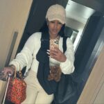 Vanity Alpough Instagram - Just passed this mirror with all my luggage and had to smmfh🤦🏽‍♀️ This man @kendrickperkins keep me on the move like I’m getting a check from ESPN or something🤨 Merry Christmas from LA AGAIN🙄