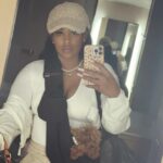 Vanity Alpough Instagram - Just passed this mirror with all my luggage and had to smmfh🤦🏽‍♀️ This man @kendrickperkins keep me on the move like I’m getting a check from ESPN or something🤨 Merry Christmas from LA AGAIN🙄