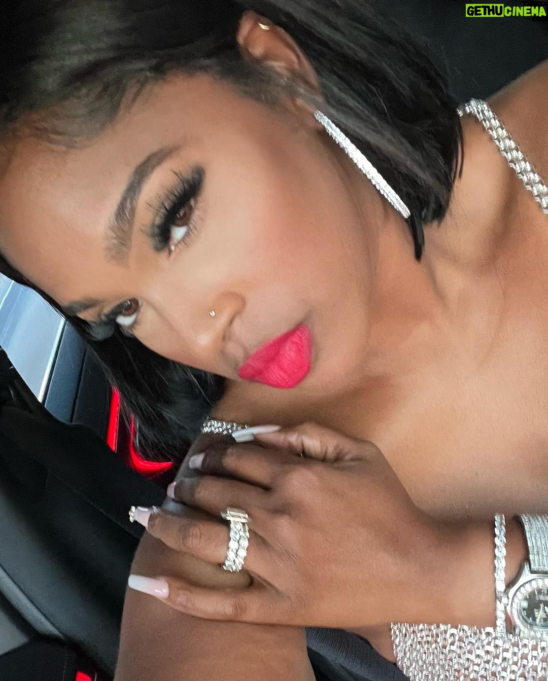 Vanity Alpough Instagram - What’s the 🐝 Hive without the V?