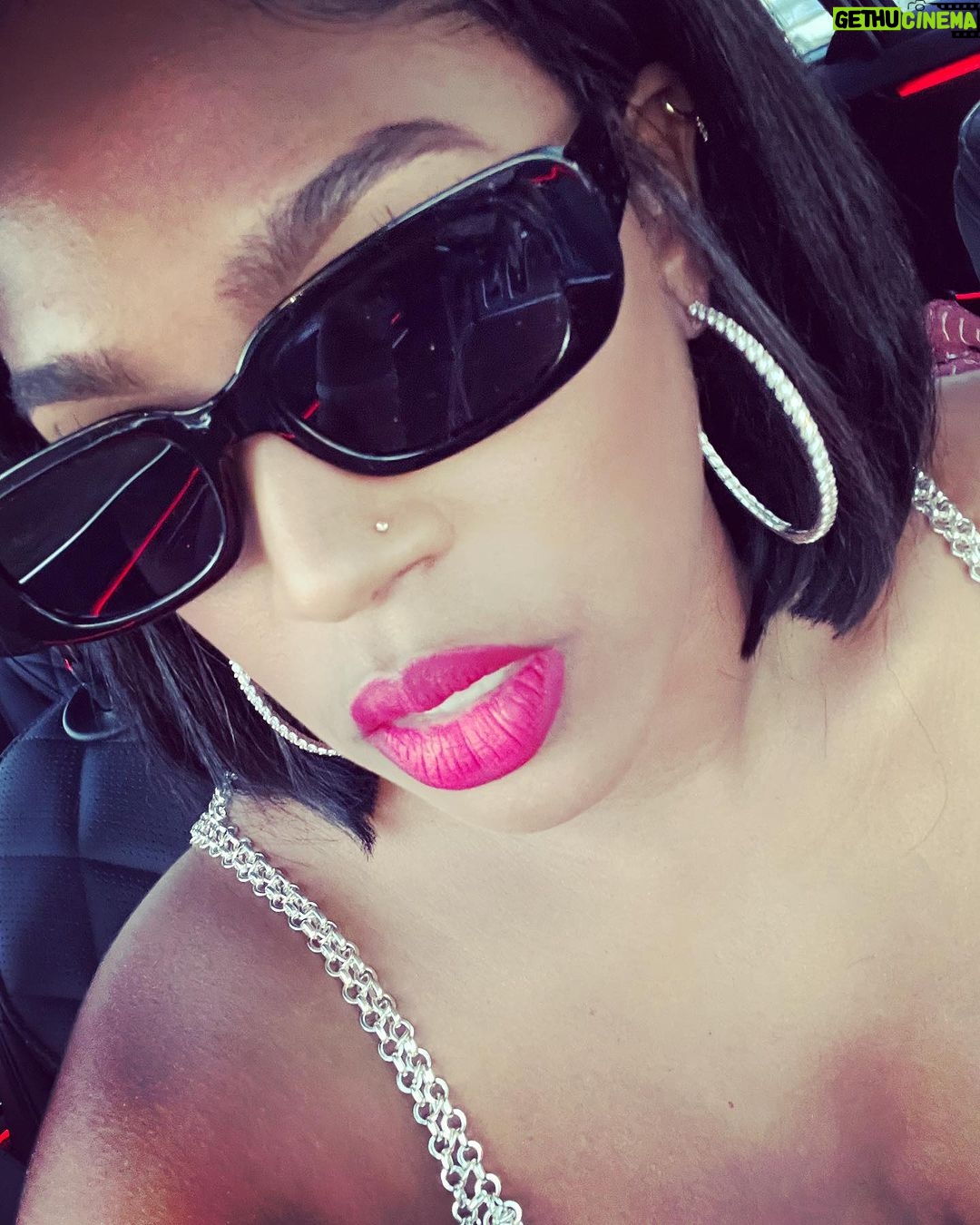 Vanity Alpough Instagram - What’s the 🐝 Hive without the V?