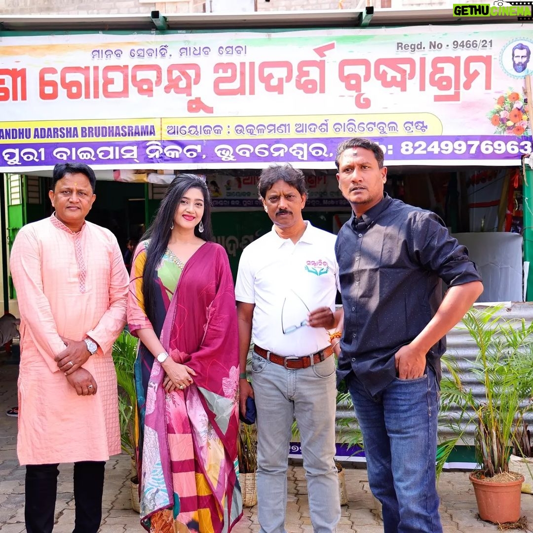 Varsha Priyadarshini Instagram - My Father was my best friend and greatest role model. He was an amazing father, guide, mentor and life coach. Papa even after all these years of your passing, your memories always guide me in the right path. Today, it was a very emotional moment for me to visit the Utkalmani Gopabandhu Old Age Home in Pandra of Bhubaneswar and give homage to my father with the inmates. I miss you PAPA