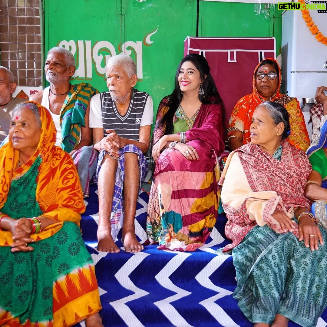 Varsha Priyadarshini Instagram - My Father was my best friend and greatest role model. He was an amazing father, guide, mentor and life coach. Papa even after all these years of your passing, your memories always guide me in the right path. Today, it was a very emotional moment for me to visit the Utkalmani Gopabandhu Old Age Home in Pandra of Bhubaneswar and give homage to my father with the inmates. I miss you PAPA