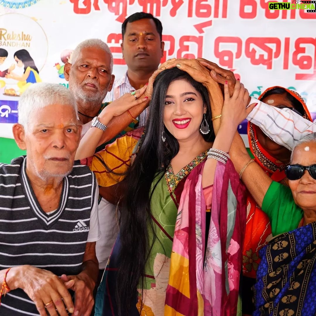 Varsha Priyadarshini Instagram - My Father was my best friend and greatest role model. He was an amazing father, guide, mentor and life coach. Papa even after all these years of your passing, your memories always guide me in the right path. Today, it was a very emotional moment for me to visit the Utkalmani Gopabandhu Old Age Home in Pandra of Bhubaneswar and give homage to my father with the inmates. I miss you PAPA
