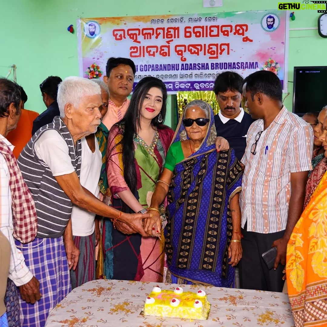Varsha Priyadarshini Instagram - My Father was my best friend and greatest role model. He was an amazing father, guide, mentor and life coach. Papa even after all these years of your passing, your memories always guide me in the right path. Today, it was a very emotional moment for me to visit the Utkalmani Gopabandhu Old Age Home in Pandra of Bhubaneswar and give homage to my father with the inmates. I miss you PAPA