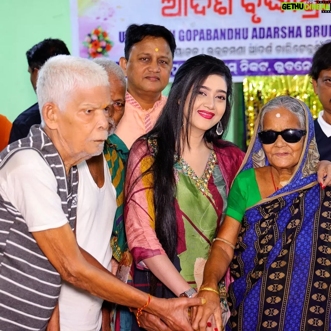 Varsha Priyadarshini Instagram - My Father was my best friend and greatest role model. He was an amazing father, guide, mentor and life coach. Papa even after all these years of your passing, your memories always guide me in the right path. Today, it was a very emotional moment for me to visit the Utkalmani Gopabandhu Old Age Home in Pandra of Bhubaneswar and give homage to my father with the inmates. I miss you PAPA