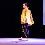 Vera Kolodzig Instagram - Na semana passada tive a honra de apresentar o prémio INOVAÇÃO & IMPACTO AMBIENTAL realizado na 3ª Conferência do Lixo Marinho e Microplásticos, no Pavilhão do Conhecimento em Lisboa. A @etikwayofficial , criada por Lucie Gomes, é uma comunidade de designers e marcas de moda sustentáveis, que oferece um espaço físico e digital para o seu lançamento garantindo que todos os seus produtos são certificados por uma organização internacional que comprove que o modo de produção é mais sustentável. Foram mais de 70 candidaturas internacionais, com 17 finalistas que apresentaram projetos sustentáveis e inovadores durante o desfile. 3 designers foram premiados em Lisboa: 1º Lugar – Maria Baia 2º Lugar – Beatriz Loureiro 3º Lugar – Helen Heiman Muitos parabéns a todos os candidatos que participaram neste evento para a mudança de consciência. Cabe-nos a todos aprender a consumir menos e melhor, especialmente na indústria da moda. Be part of the change 👗🌱💚🤗 Pavilhão Do Conhecimento