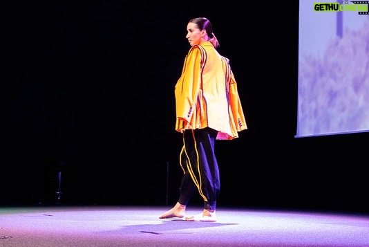 Vera Kolodzig Instagram - Na semana passada tive a honra de apresentar o prémio INOVAÇÃO & IMPACTO AMBIENTAL realizado na 3ª Conferência do Lixo Marinho e Microplásticos, no Pavilhão do Conhecimento em Lisboa. A @etikwayofficial , criada por Lucie Gomes, é uma comunidade de designers e marcas de moda sustentáveis, que oferece um espaço físico e digital para o seu lançamento garantindo que todos os seus produtos são certificados por uma organização internacional que comprove que o modo de produção é mais sustentável. Foram mais de 70 candidaturas internacionais, com 17 finalistas que apresentaram projetos sustentáveis e inovadores durante o desfile. 3 designers foram premiados em Lisboa: 1º Lugar – Maria Baia 2º Lugar – Beatriz Loureiro 3º Lugar – Helen Heiman Muitos parabéns a todos os candidatos que participaram neste evento para a mudança de consciência. Cabe-nos a todos aprender a consumir menos e melhor, especialmente na indústria da moda. Be part of the change 👗🌱💚🤗 Pavilhão Do Conhecimento