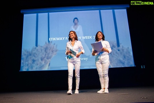 Vera Kolodzig Instagram - Na semana passada tive a honra de apresentar o prémio INOVAÇÃO & IMPACTO AMBIENTAL realizado na 3ª Conferência do Lixo Marinho e Microplásticos, no Pavilhão do Conhecimento em Lisboa. A @etikwayofficial , criada por Lucie Gomes, é uma comunidade de designers e marcas de moda sustentáveis, que oferece um espaço físico e digital para o seu lançamento garantindo que todos os seus produtos são certificados por uma organização internacional que comprove que o modo de produção é mais sustentável. Foram mais de 70 candidaturas internacionais, com 17 finalistas que apresentaram projetos sustentáveis e inovadores durante o desfile. 3 designers foram premiados em Lisboa: 1º Lugar – Maria Baia 2º Lugar – Beatriz Loureiro 3º Lugar – Helen Heiman Muitos parabéns a todos os candidatos que participaram neste evento para a mudança de consciência. Cabe-nos a todos aprender a consumir menos e melhor, especialmente na indústria da moda. Be part of the change 👗🌱💚🤗 Pavilhão Do Conhecimento