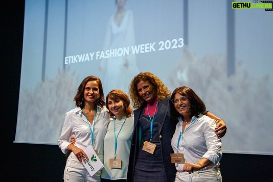 Vera Kolodzig Instagram - Na semana passada tive a honra de apresentar o prémio INOVAÇÃO & IMPACTO AMBIENTAL realizado na 3ª Conferência do Lixo Marinho e Microplásticos, no Pavilhão do Conhecimento em Lisboa. A @etikwayofficial , criada por Lucie Gomes, é uma comunidade de designers e marcas de moda sustentáveis, que oferece um espaço físico e digital para o seu lançamento garantindo que todos os seus produtos são certificados por uma organização internacional que comprove que o modo de produção é mais sustentável. Foram mais de 70 candidaturas internacionais, com 17 finalistas que apresentaram projetos sustentáveis e inovadores durante o desfile. 3 designers foram premiados em Lisboa: 1º Lugar – Maria Baia 2º Lugar – Beatriz Loureiro 3º Lugar – Helen Heiman Muitos parabéns a todos os candidatos que participaram neste evento para a mudança de consciência. Cabe-nos a todos aprender a consumir menos e melhor, especialmente na indústria da moda. Be part of the change 👗🌱💚🤗 Pavilhão Do Conhecimento