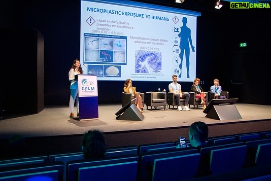 Vera Kolodzig Instagram - Na semana passada tive a honra de apresentar o prémio INOVAÇÃO & IMPACTO AMBIENTAL realizado na 3ª Conferência do Lixo Marinho e Microplásticos, no Pavilhão do Conhecimento em Lisboa. A @etikwayofficial , criada por Lucie Gomes, é uma comunidade de designers e marcas de moda sustentáveis, que oferece um espaço físico e digital para o seu lançamento garantindo que todos os seus produtos são certificados por uma organização internacional que comprove que o modo de produção é mais sustentável. Foram mais de 70 candidaturas internacionais, com 17 finalistas que apresentaram projetos sustentáveis e inovadores durante o desfile. 3 designers foram premiados em Lisboa: 1º Lugar – Maria Baia 2º Lugar – Beatriz Loureiro 3º Lugar – Helen Heiman Muitos parabéns a todos os candidatos que participaram neste evento para a mudança de consciência. Cabe-nos a todos aprender a consumir menos e melhor, especialmente na indústria da moda. Be part of the change 👗🌱💚🤗 Pavilhão Do Conhecimento