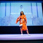 Vera Kolodzig Instagram - Na semana passada tive a honra de apresentar o prémio INOVAÇÃO & IMPACTO AMBIENTAL realizado na 3ª Conferência do Lixo Marinho e Microplásticos, no Pavilhão do Conhecimento em Lisboa. A @etikwayofficial , criada por Lucie Gomes, é uma comunidade de designers e marcas de moda sustentáveis, que oferece um espaço físico e digital para o seu lançamento garantindo que todos os seus produtos são certificados por uma organização internacional que comprove que o modo de produção é mais sustentável. Foram mais de 70 candidaturas internacionais, com 17 finalistas que apresentaram projetos sustentáveis e inovadores durante o desfile. 3 designers foram premiados em Lisboa: 1º Lugar – Maria Baia 2º Lugar – Beatriz Loureiro 3º Lugar – Helen Heiman Muitos parabéns a todos os candidatos que participaram neste evento para a mudança de consciência. Cabe-nos a todos aprender a consumir menos e melhor, especialmente na indústria da moda. Be part of the change 👗🌱💚🤗 Pavilhão Do Conhecimento