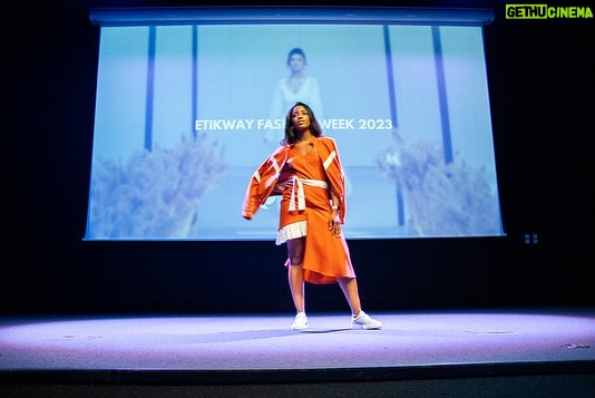 Vera Kolodzig Instagram - Na semana passada tive a honra de apresentar o prémio INOVAÇÃO & IMPACTO AMBIENTAL realizado na 3ª Conferência do Lixo Marinho e Microplásticos, no Pavilhão do Conhecimento em Lisboa. A @etikwayofficial , criada por Lucie Gomes, é uma comunidade de designers e marcas de moda sustentáveis, que oferece um espaço físico e digital para o seu lançamento garantindo que todos os seus produtos são certificados por uma organização internacional que comprove que o modo de produção é mais sustentável. Foram mais de 70 candidaturas internacionais, com 17 finalistas que apresentaram projetos sustentáveis e inovadores durante o desfile. 3 designers foram premiados em Lisboa: 1º Lugar – Maria Baia 2º Lugar – Beatriz Loureiro 3º Lugar – Helen Heiman Muitos parabéns a todos os candidatos que participaram neste evento para a mudança de consciência. Cabe-nos a todos aprender a consumir menos e melhor, especialmente na indústria da moda. Be part of the change 👗🌱💚🤗 Pavilhão Do Conhecimento