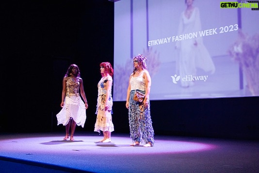Vera Kolodzig Instagram - Na semana passada tive a honra de apresentar o prémio INOVAÇÃO & IMPACTO AMBIENTAL realizado na 3ª Conferência do Lixo Marinho e Microplásticos, no Pavilhão do Conhecimento em Lisboa. A @etikwayofficial , criada por Lucie Gomes, é uma comunidade de designers e marcas de moda sustentáveis, que oferece um espaço físico e digital para o seu lançamento garantindo que todos os seus produtos são certificados por uma organização internacional que comprove que o modo de produção é mais sustentável. Foram mais de 70 candidaturas internacionais, com 17 finalistas que apresentaram projetos sustentáveis e inovadores durante o desfile. 3 designers foram premiados em Lisboa: 1º Lugar – Maria Baia 2º Lugar – Beatriz Loureiro 3º Lugar – Helen Heiman Muitos parabéns a todos os candidatos que participaram neste evento para a mudança de consciência. Cabe-nos a todos aprender a consumir menos e melhor, especialmente na indústria da moda. Be part of the change 👗🌱💚🤗 Pavilhão Do Conhecimento