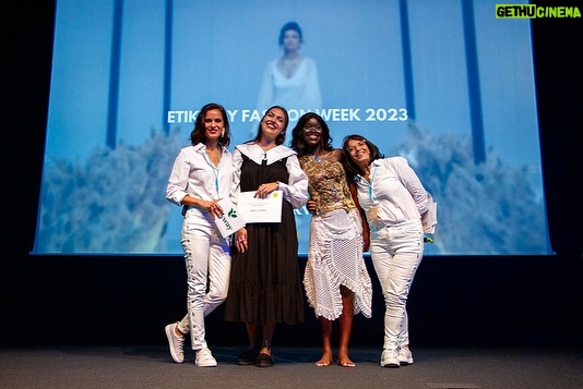 Vera Kolodzig Instagram - Na semana passada tive a honra de apresentar o prémio INOVAÇÃO & IMPACTO AMBIENTAL realizado na 3ª Conferência do Lixo Marinho e Microplásticos, no Pavilhão do Conhecimento em Lisboa. A @etikwayofficial , criada por Lucie Gomes, é uma comunidade de designers e marcas de moda sustentáveis, que oferece um espaço físico e digital para o seu lançamento garantindo que todos os seus produtos são certificados por uma organização internacional que comprove que o modo de produção é mais sustentável. Foram mais de 70 candidaturas internacionais, com 17 finalistas que apresentaram projetos sustentáveis e inovadores durante o desfile. 3 designers foram premiados em Lisboa: 1º Lugar – Maria Baia 2º Lugar – Beatriz Loureiro 3º Lugar – Helen Heiman Muitos parabéns a todos os candidatos que participaram neste evento para a mudança de consciência. Cabe-nos a todos aprender a consumir menos e melhor, especialmente na indústria da moda. Be part of the change 👗🌱💚🤗 Pavilhão Do Conhecimento