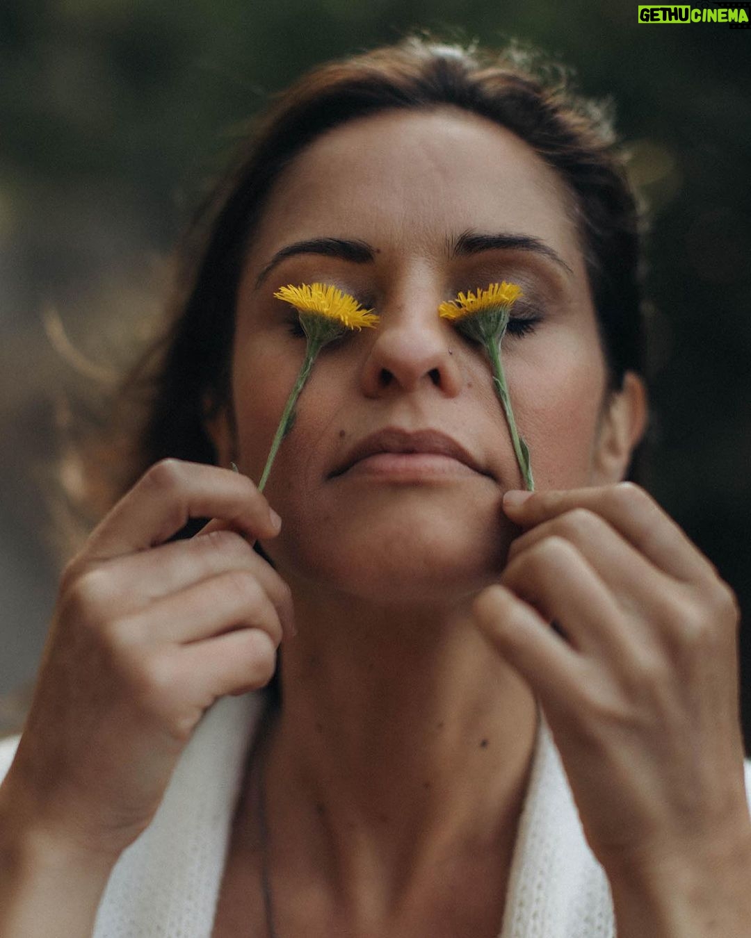 Vera Kolodzig Instagram - “A beleza está nos olhos de quem a vê”. 📸: @pedroluzelobos . . . #beleza #fotografia #photoshoot #natureza #flores