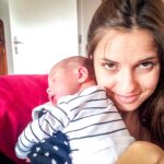Vera Kolodzig Instagram - Foi há exatamente 9 anos que descobri o que é o amor incondicional. Tinha estado a jantar com amigos e enquanto arrumava a cozinha, já depois de todos saírem, rebentaram-me as águas. As contrações foram ficando mais intensas, o tempo entre elas mais curto, e depois de algumas horas lá me encaminhei para o hospital. O parto foi o momento mais incrível da minha vida. Senti-me super empoderada, no meu máximo potencial enquanto mulher, com uma força que desconhecia em mim e uma voz que gritava vinda das entranhas do meu ser. O médico dirigiu uma tesoura entre as minhas pernas e por momentos pensei que fosse desrespeitar a minha vontade (não queria episiotomia), mas afinal a tesoura serviu apenas para cortar uma pontinha do cabelo ao Mateus e dar-me assim motivação para o esforço final. Às 11:11h um pequeno ser enrugado de cabelo loiro foi-me colocado no peito. Eu que achava que todos os bebés nasciam morenos descobri que afinal não. Afinal os genes alemães do avô, e as cores claras da infância dos pais tiveram alguma influência. Falar com a barriga também resultou: “olhos do pai, boca da mãe”, e pedi para nascer antes da data prevista para que pudesse ter um dia só seu e não nascesse no dia do aniversário da avó. E assim foi: ficaste com o dia 25 de Setembro só para ti. Há 9 anos que me fazes querer ser uma melhor versão de mim, há 9 anos que me ensinas a encontrar soluções criativas para os desafios emocionais, há 9 anos que me mostras a beleza da fantasia, há 9 anos que aperto essas bochechas. Parabéns meu Amor lindão. A minha vida é muito mais bonita contigo. ❤️ . . . #motherhood #birthday