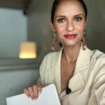 Vera Kolodzig Instagram - Durante muitos anos vivi com uma autoestima muito baixa, com medo que as pessoas não gostassem de mim, do que pensava, do que era. Sempre gostei de pisar palcos, mas sempre escondida por trás de um personagem - e mesmo assim sofria se não gostassem da minha interpretação. Achava que não gostarem do meu trabalho significava não gostarem de mim e tal como todos os seres humanos tenho a necessidade de me sentir amada, apreciado e reconhecida. Levei algum tempo a perceber que não gostarem de mim num palco não significava que não gostavam de mim enquanto pessoa, não gostarem de mim enquanto profissional não significava que o meu valor pessoal era menor. Hoje em dia piso palcos sem máscaras, e o prazer que tiro disso é muito maior do que alguma vez imaginei. Ontem foi dia de ir falar de comunicação saudável, de apresentar ferramentas para gerar empatia e dessa forma melhorar relações pessoais e profissionais. Nunca é tarde para aprender e é isso que pretendo continuar a fazer para que aos poucos possa contribuir para um mundo melhor ❤️. . . . #palestra #selfesteem #comunicacaosaudavel #kologica #kologicacorporate Styling: @vanessamarquesstyling